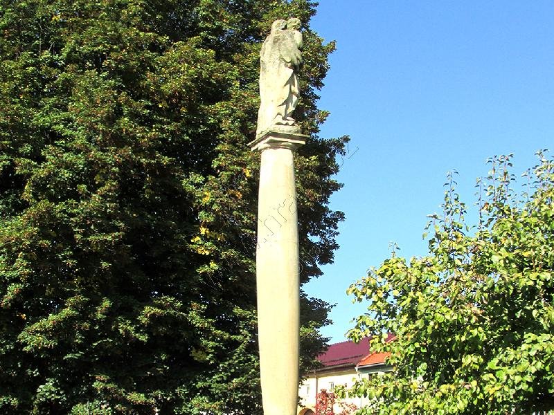 sloup se sousoším Panny Marie s dítětem