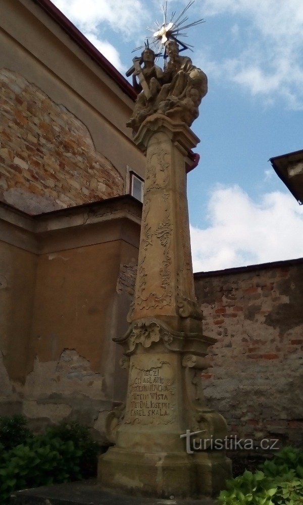 Une colonne avec une sculpture de la Sainte Trinité à Borohrádek