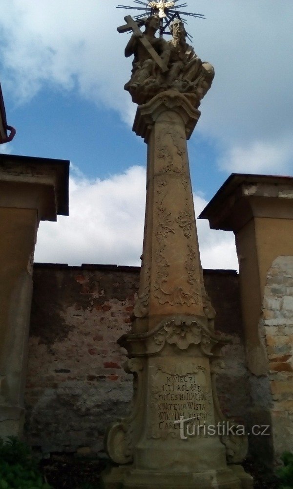 O coloană cu o sculptură a Sfintei Treimi din Borohrádek