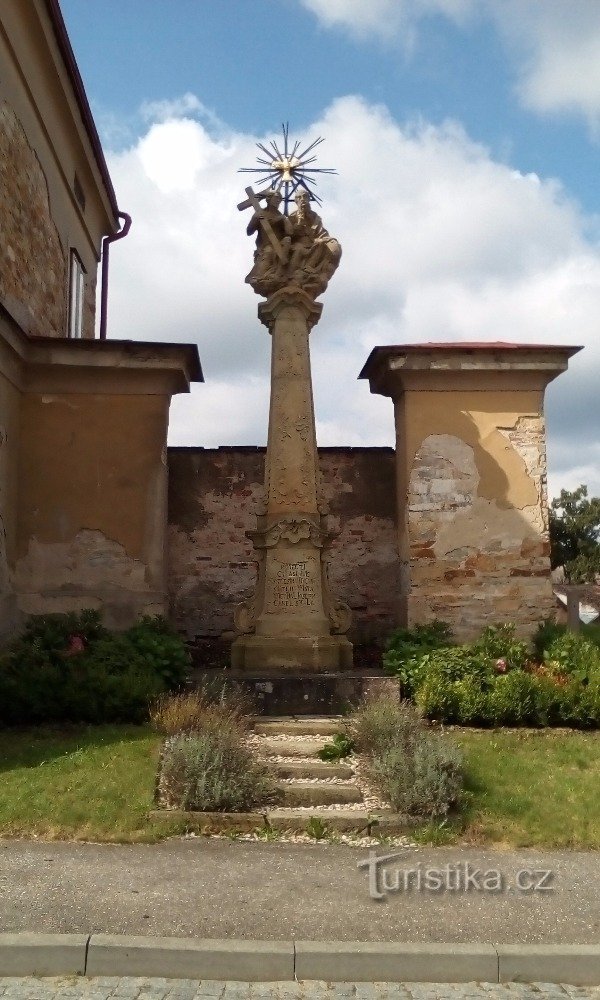 Μια στήλη με ένα γλυπτό της Αγίας Τριάδας στο Borohrádek