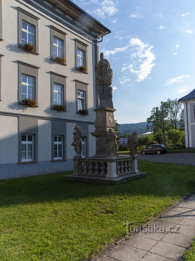 Un pilastro dell'edificio degli uffici comunali