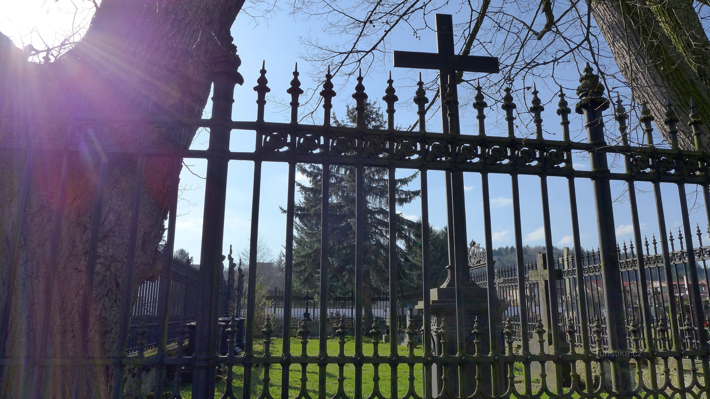 Eine Säule im Mährischen Karst - der Friedhof der Familie Salmu