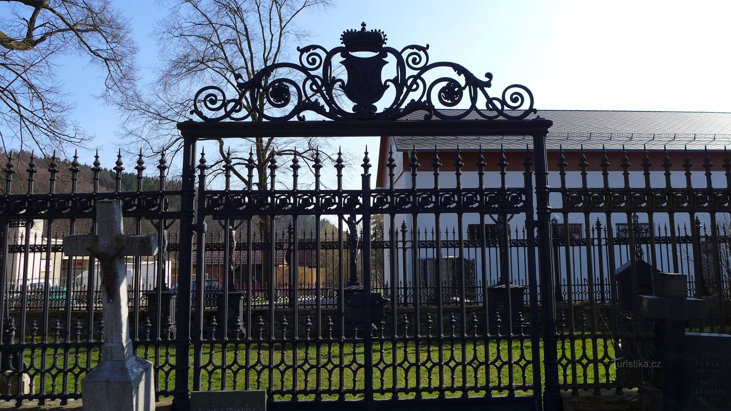 Eine Säule im Mährischen Karst - der Friedhof der Familie Salmu