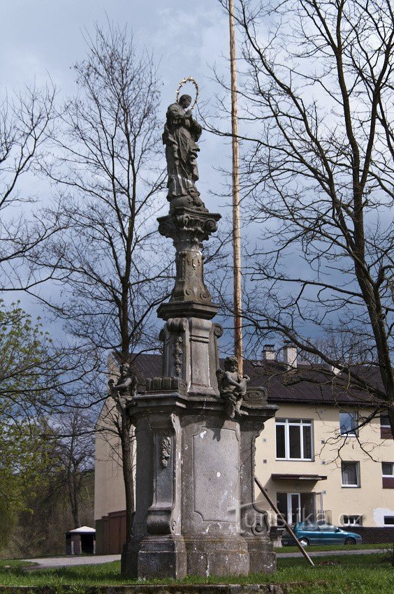 Eine Säule in Podlesí