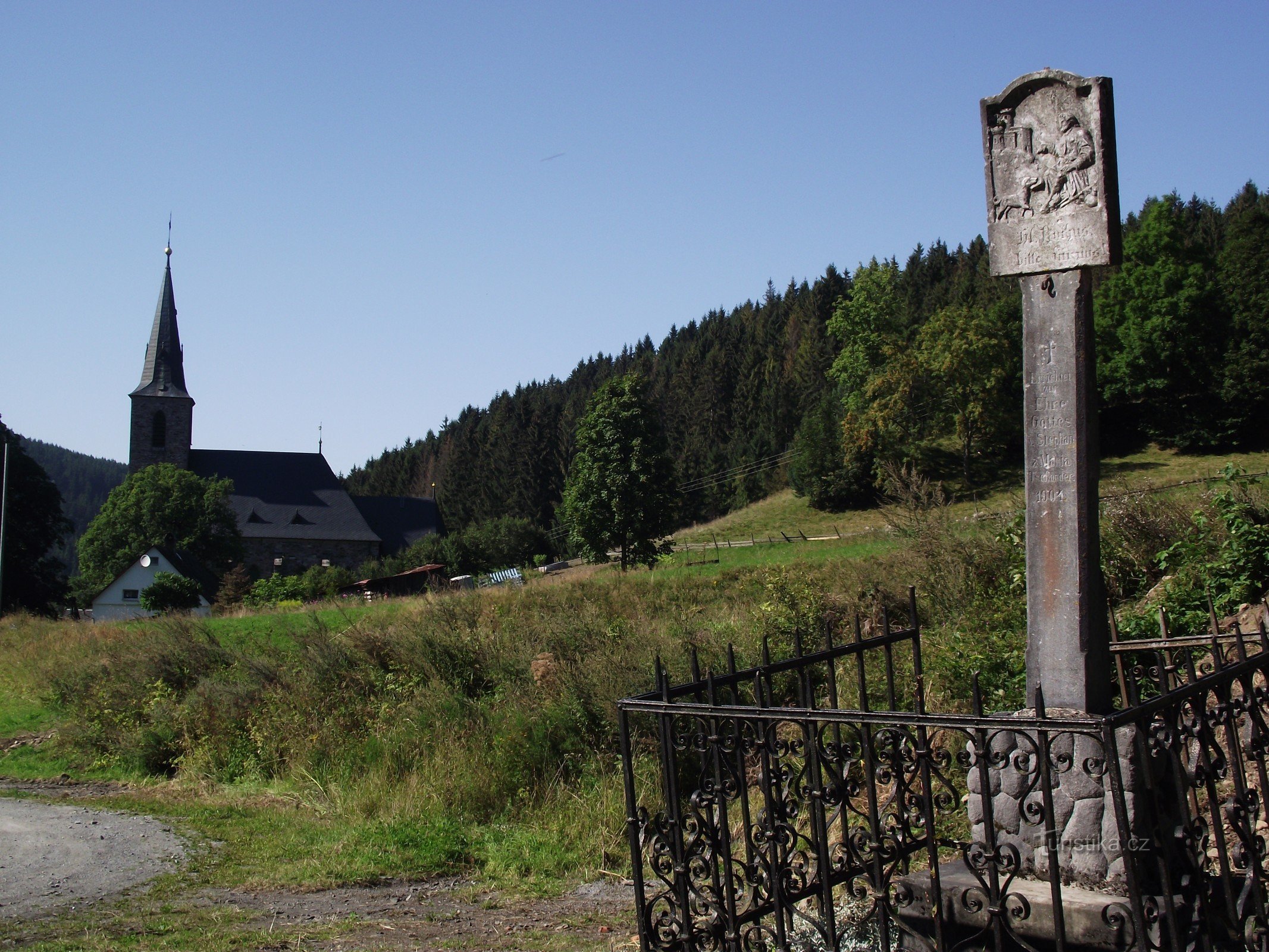 pilaren kwelling van God met de kerk op de achtergrond