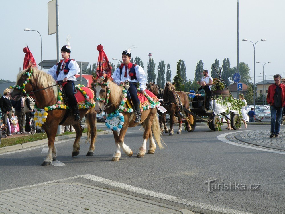 Slowaakse festivals van wijn en folklore, parade