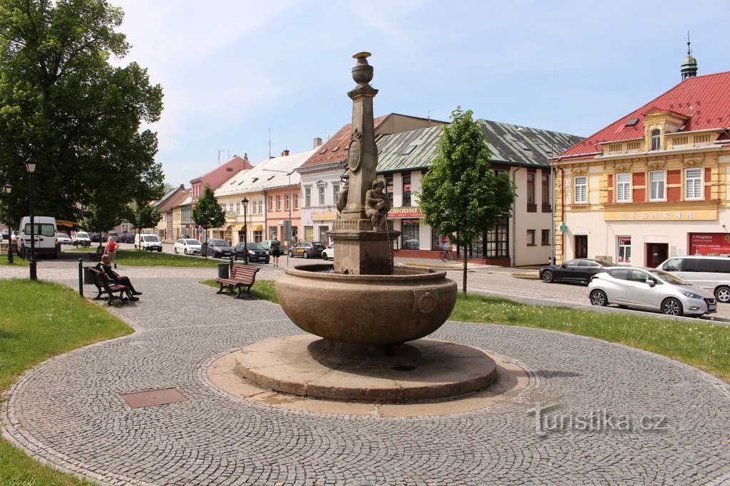 Šluknov, la fontaine sur Náměstí Miru