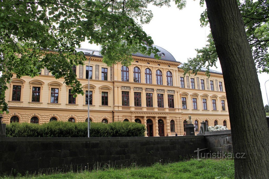 Chlouknov. école forestière