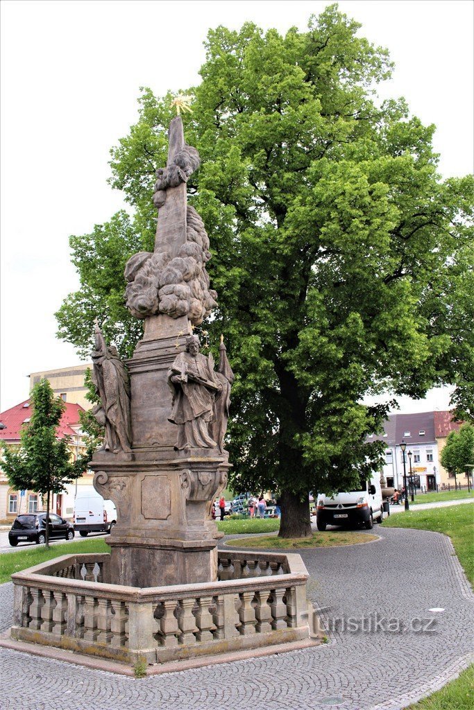 Šluknov, zuil van de Heilige Drie-eenheid en lindeboom