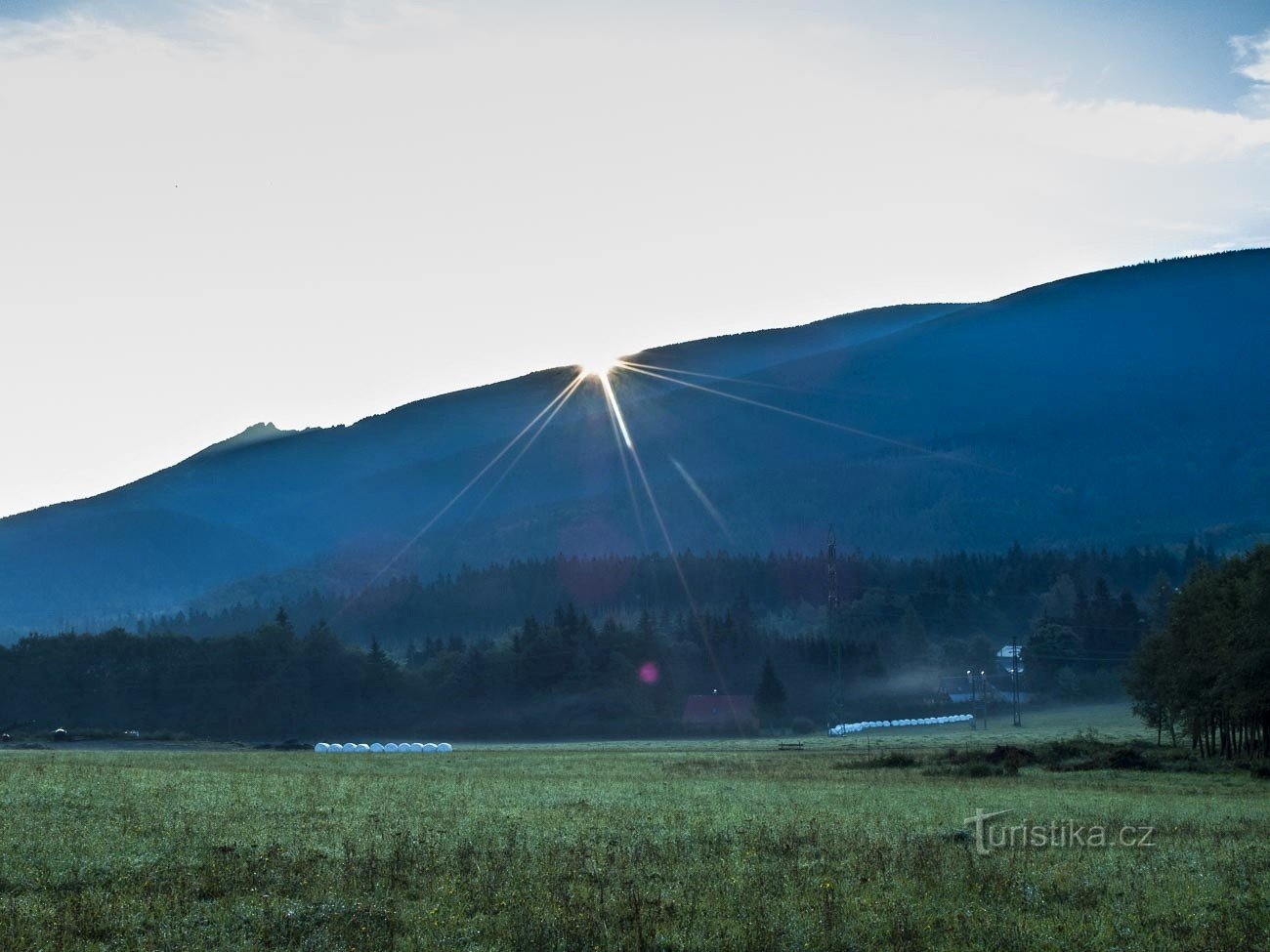 Solen klatrer over Šerák