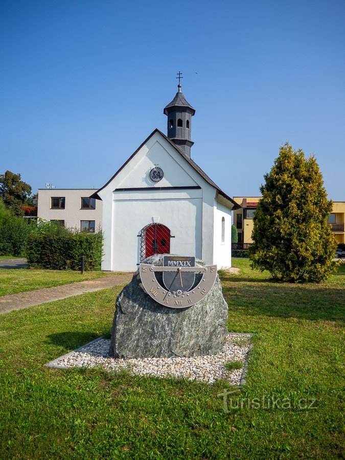 Sončna ura pred kapelo sv. Antonina