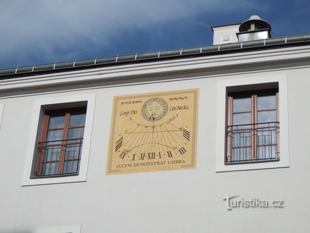 Ηλιακό ρολόι στο επίπεδο του τρίτου ορόφου κάτω από το γείσο