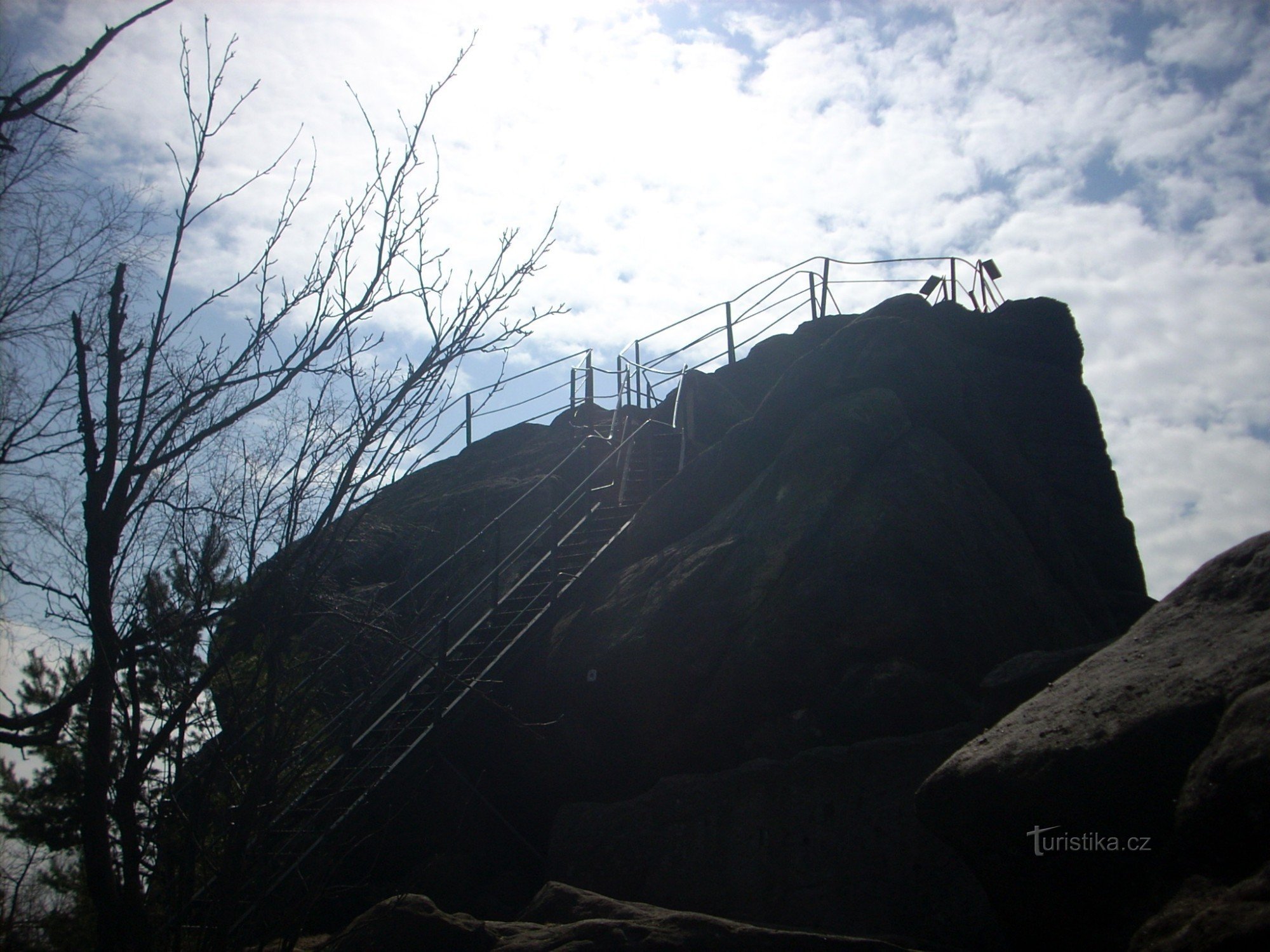 Luz del sol sobre la roca Popova