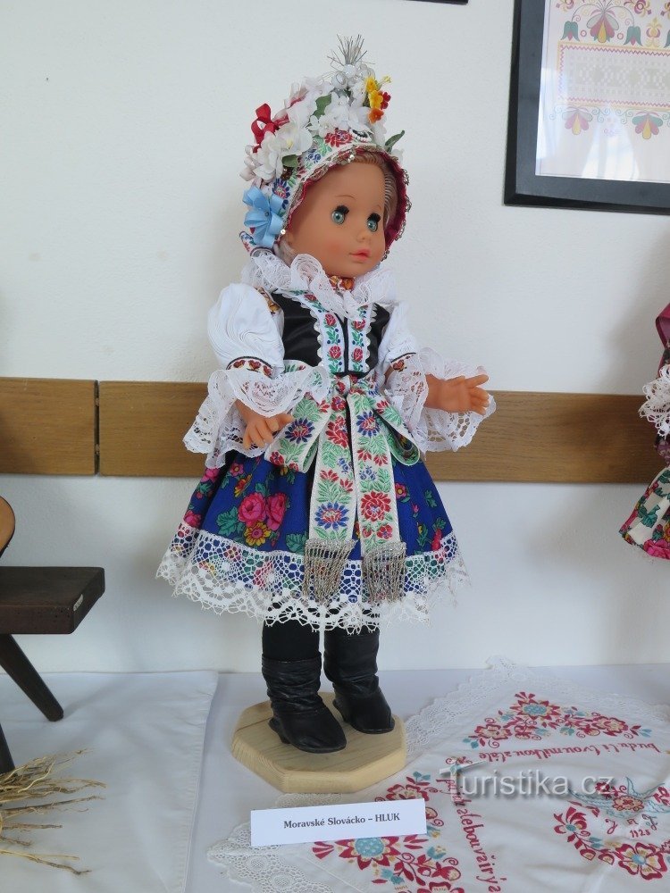 Les poupées sont allées le long de la route ... à Kojetín et en costumes
