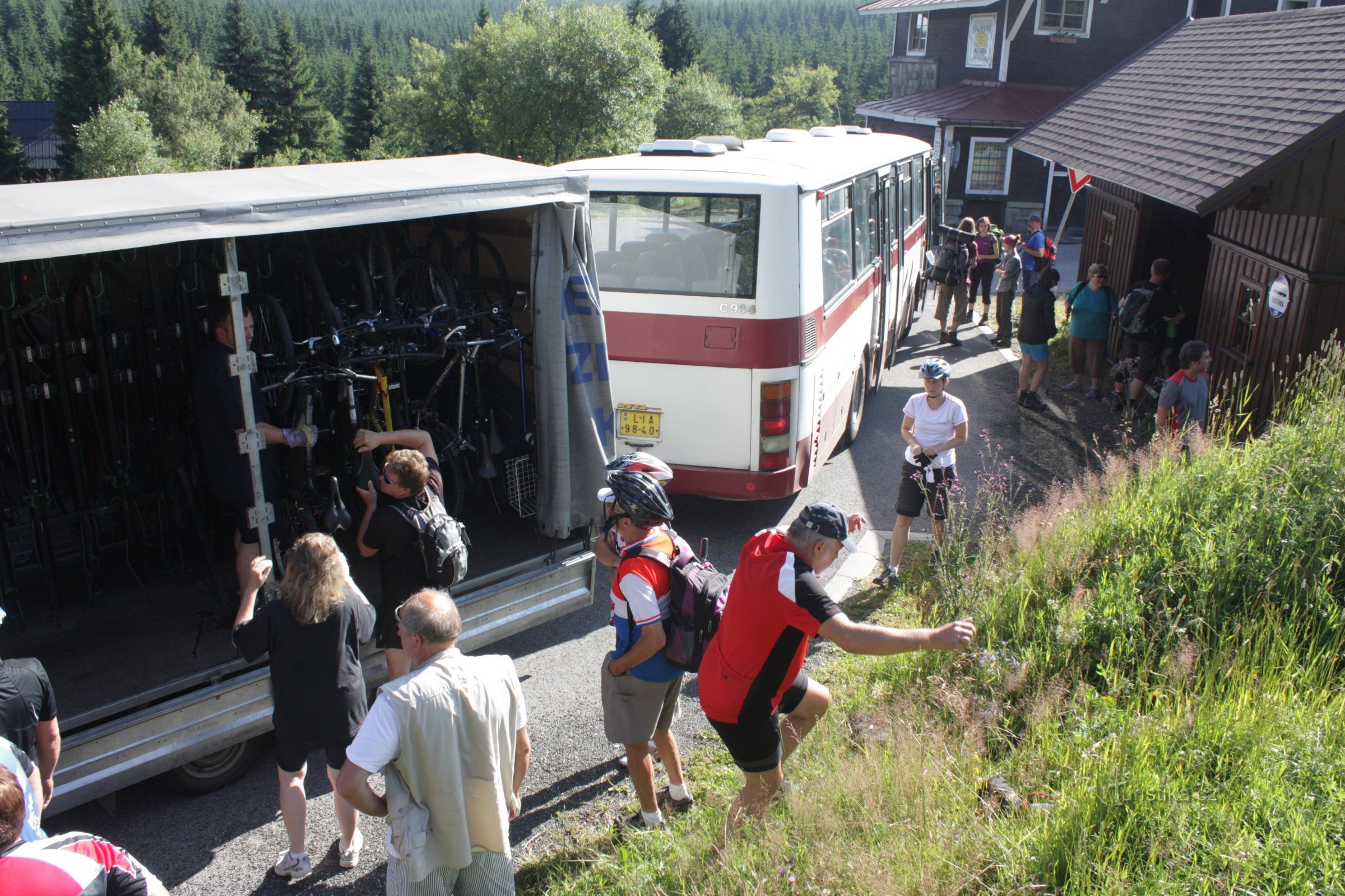 Smědava, rozładunek rowerów z autobusu rowerowego