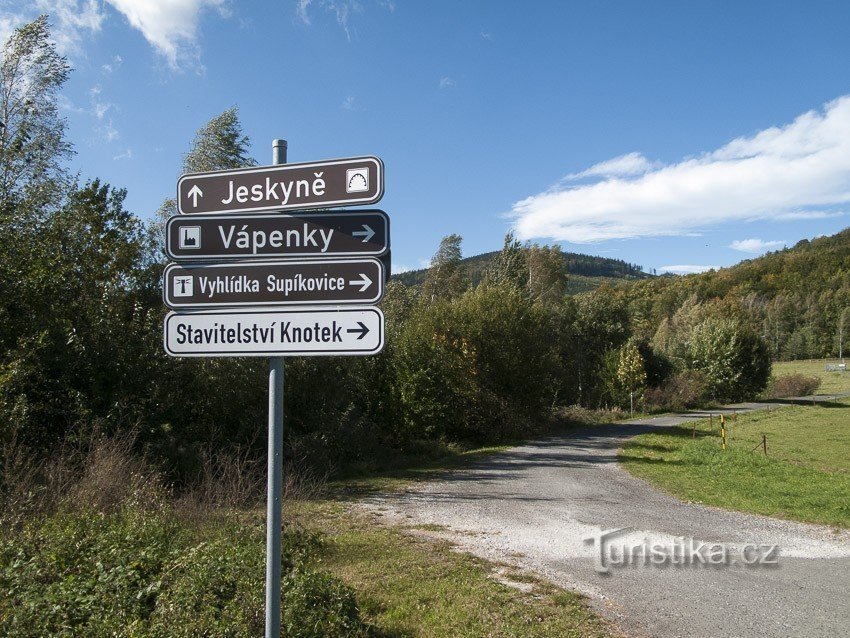 Wegweiser bei den Höhlen Na Špičák