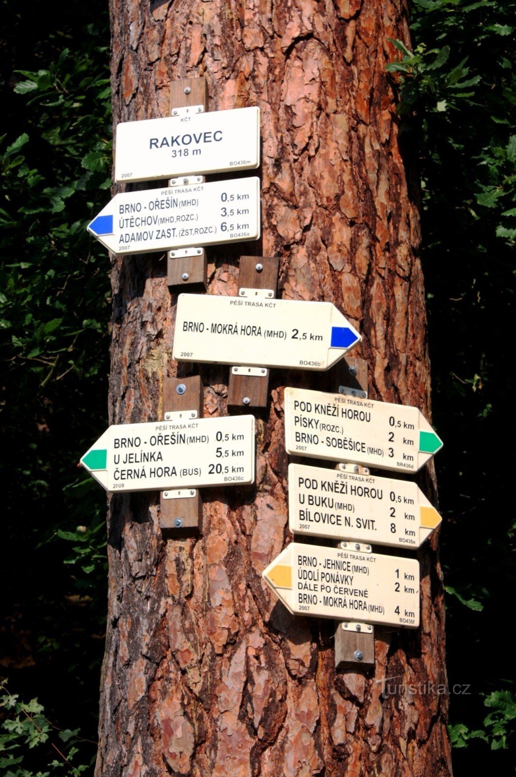 Πινακίδες κατεύθυνσης στη διασταύρωση Rakovec