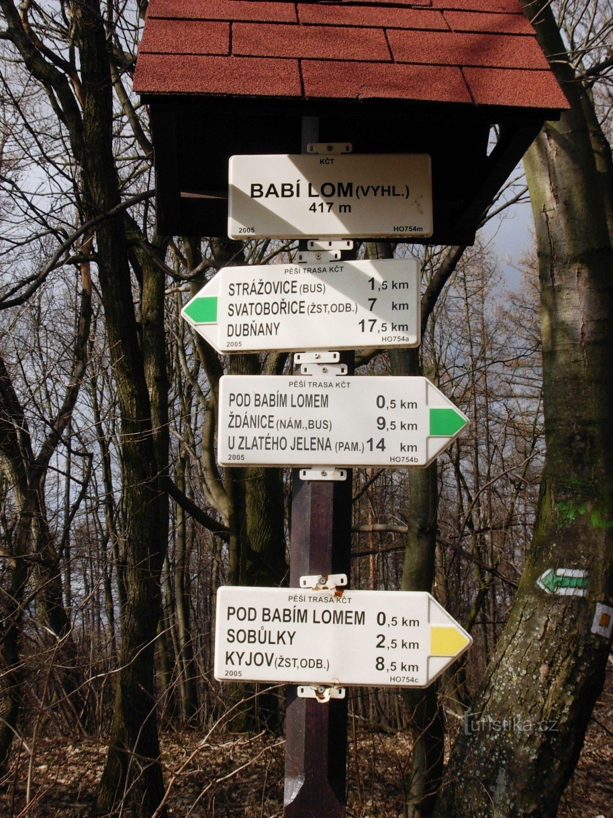 Direction sign on the Babí lom elevation