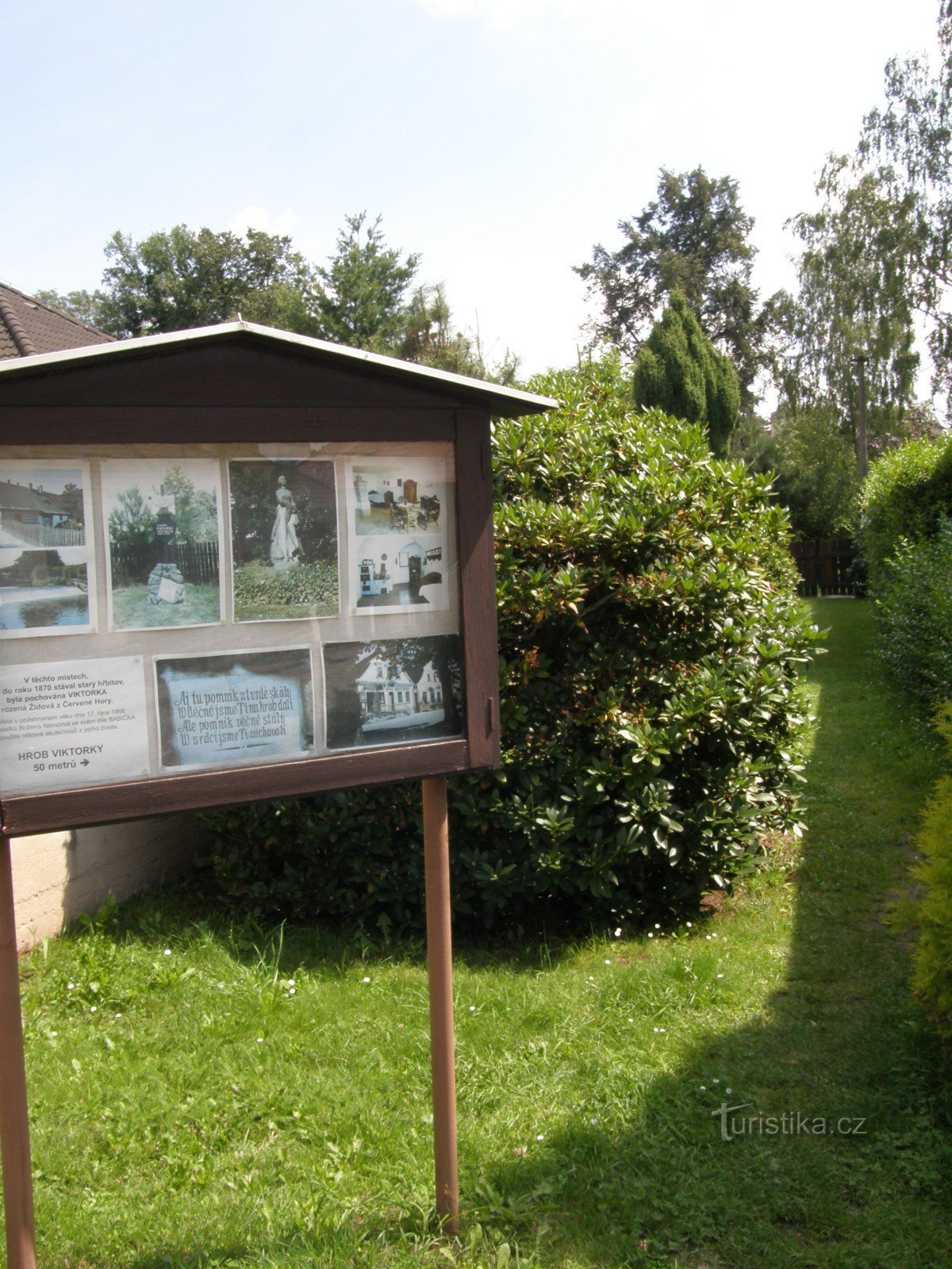 Wegwijzer in de Dvořáčková-straat voor de ingang van het graf van Viktorka