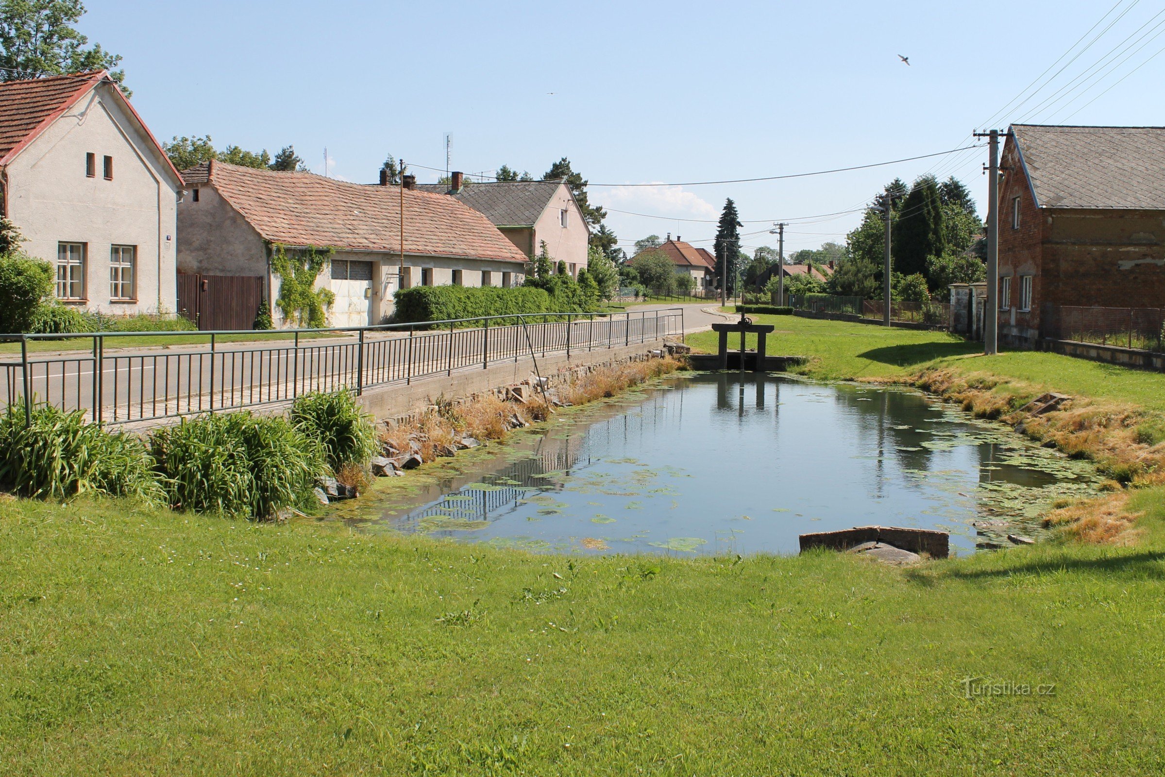 Smidarská Lhota - 带池塘的半挂车