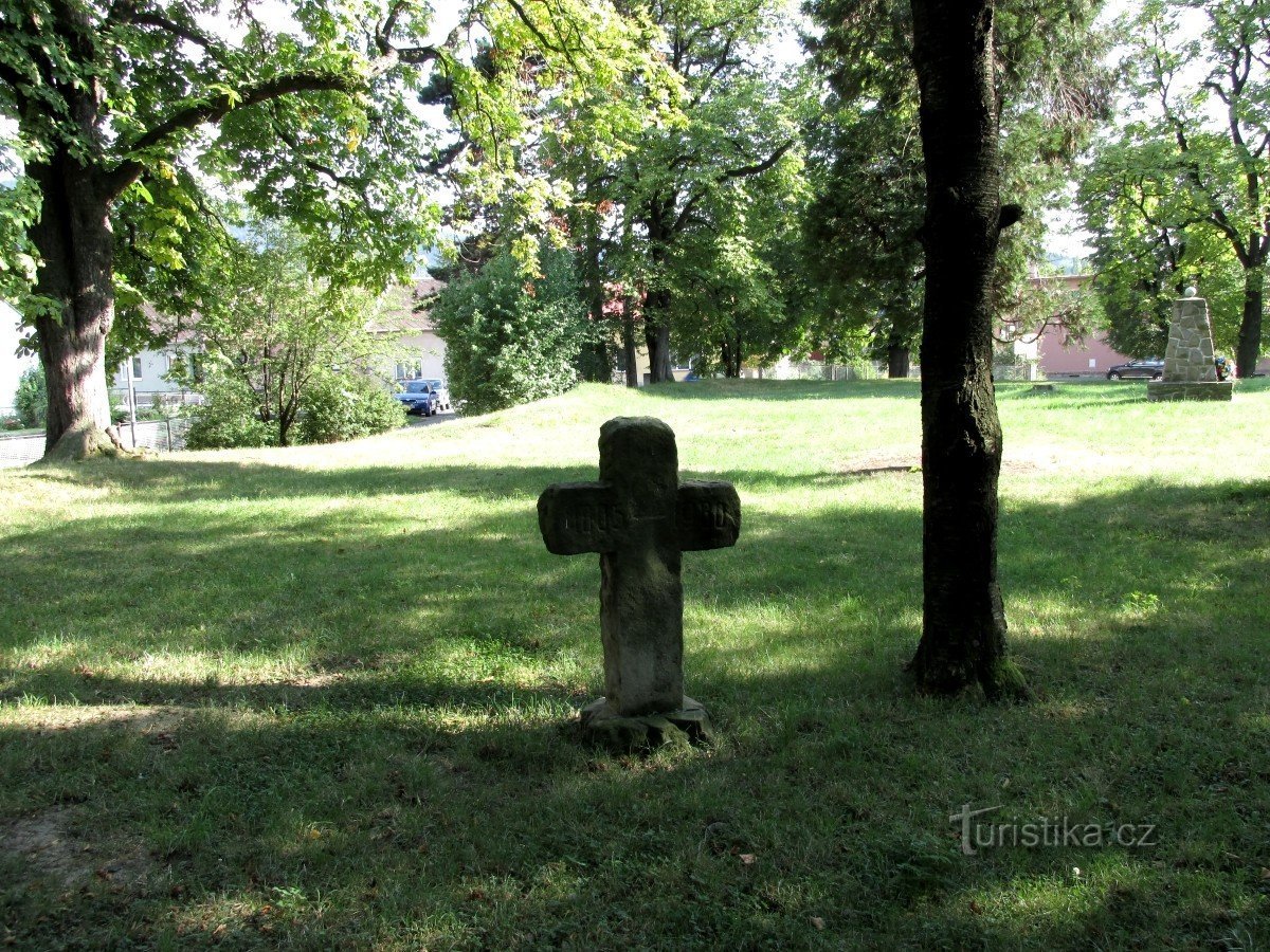 Krzyż pokoju na grobie zmarłych z ambulatorium wojskowego.