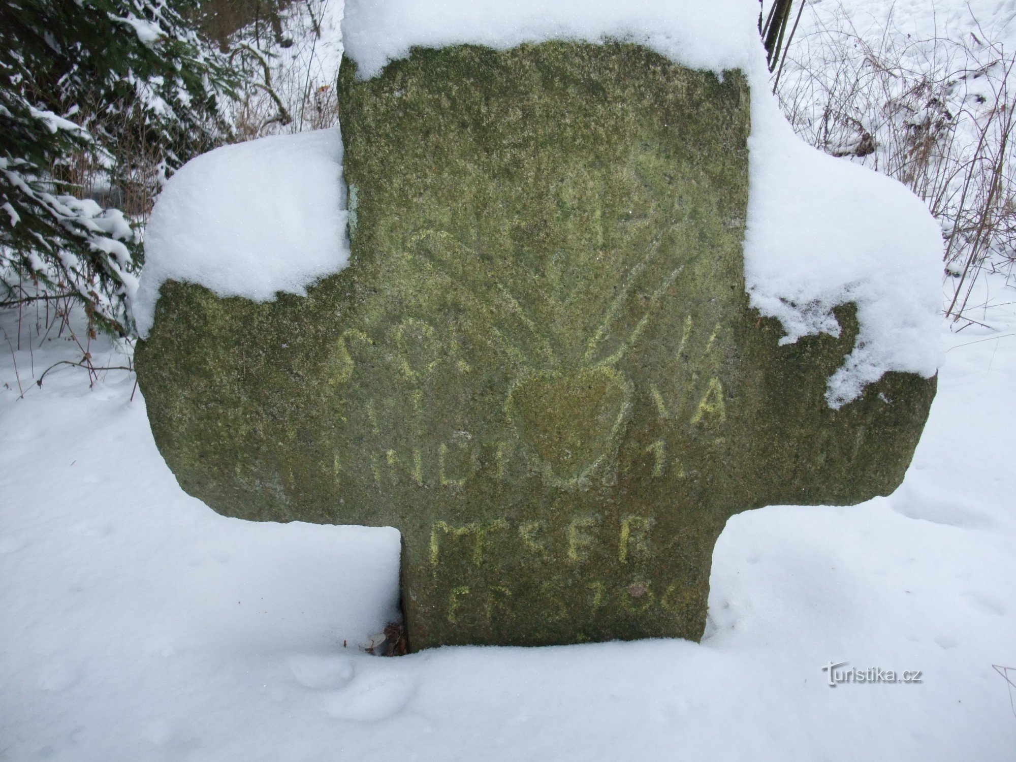 アシュスクのリプナー近くの和解の十字架