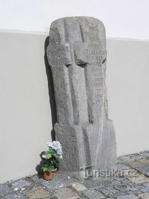 Cruz de la reconciliación en la iglesia de Santa Ana