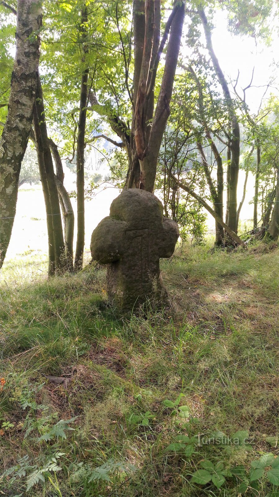 Cruz de la Reconciliación cerca de Louchov.