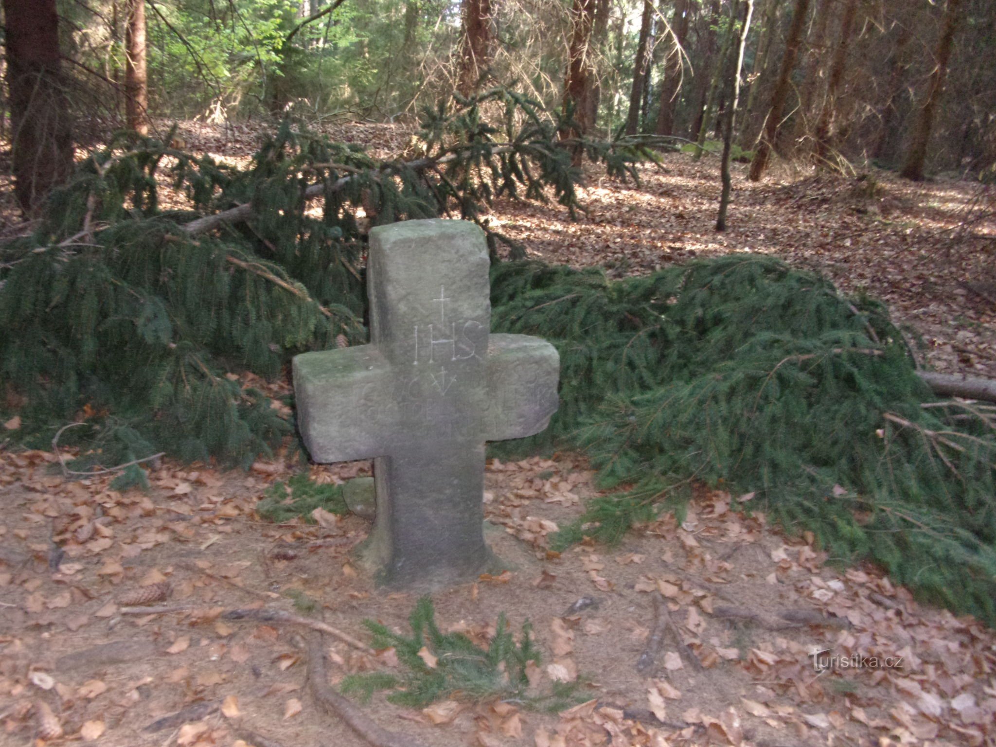 smírčí kříž u Tomášova (leží v lese na začátku osady)