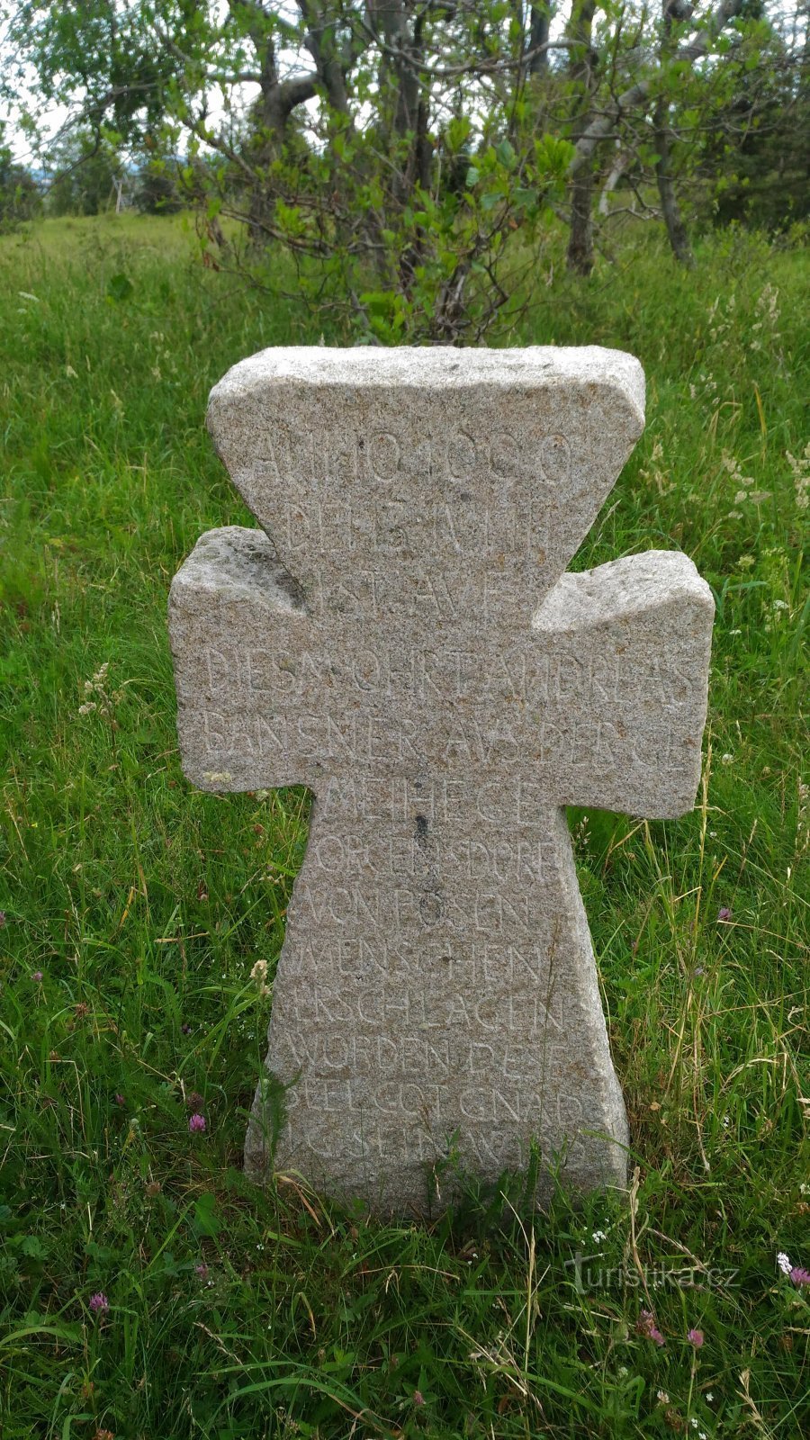 La Cruz de la Reconciliación en el Castillo de Lichtenwald en los Montes Metálicos.