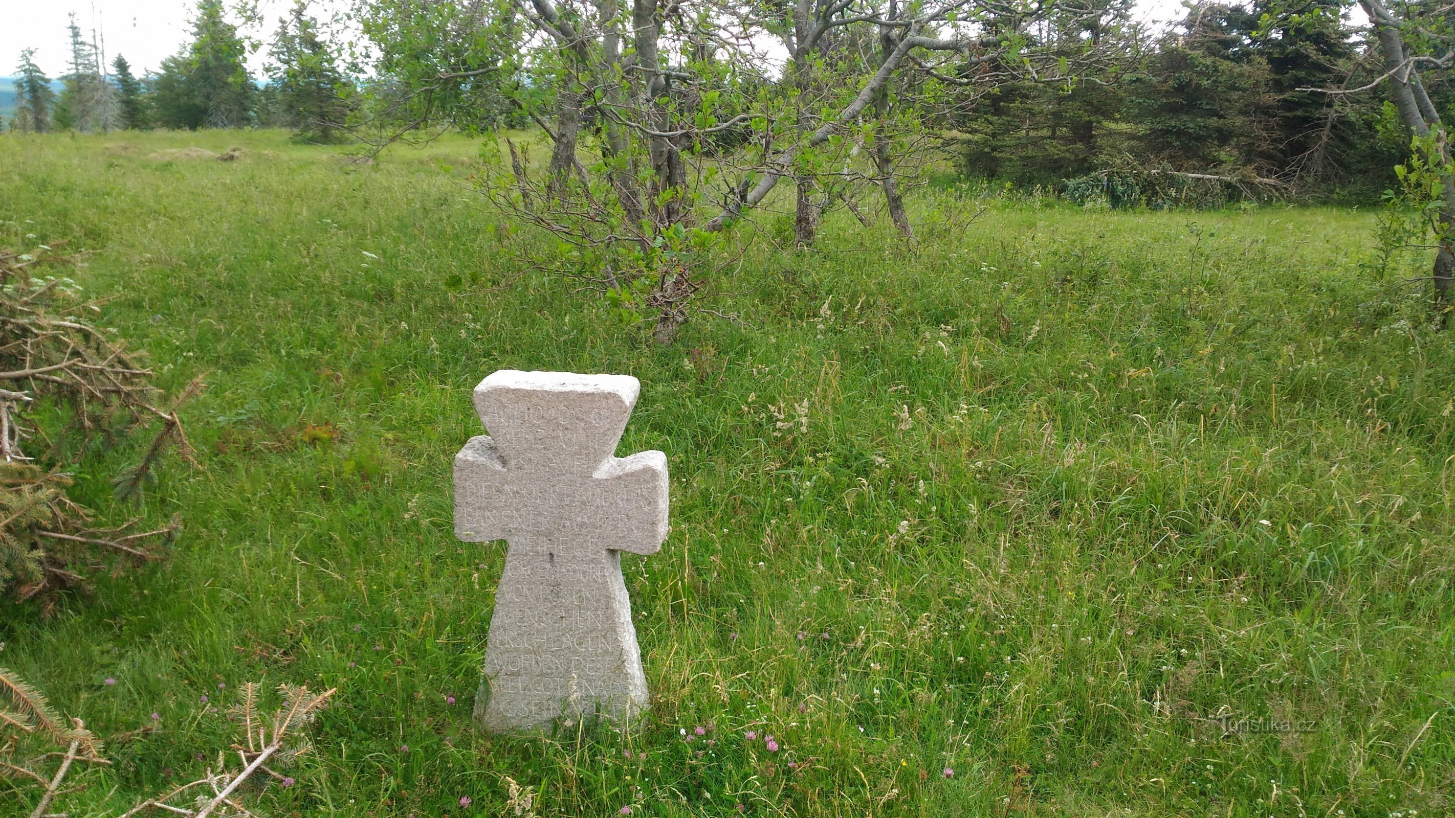 La croix de réconciliation au château de Lichtenwald dans les monts Métallifères.