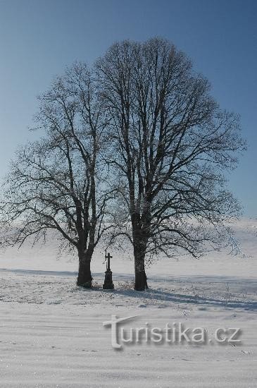 Crucea de reconciliere în Kujavá: lângă valea Šušku, la capătul de jos al satului Písečná, în Mís