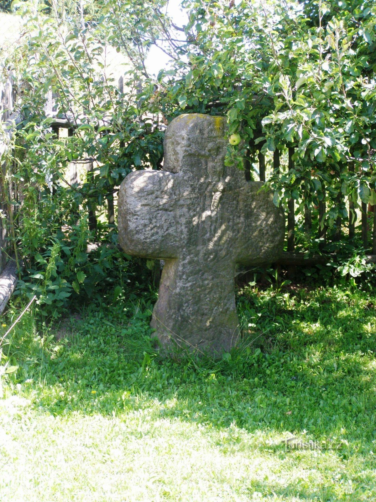 cruz de reconciliación en el pueblo de Přibyslav