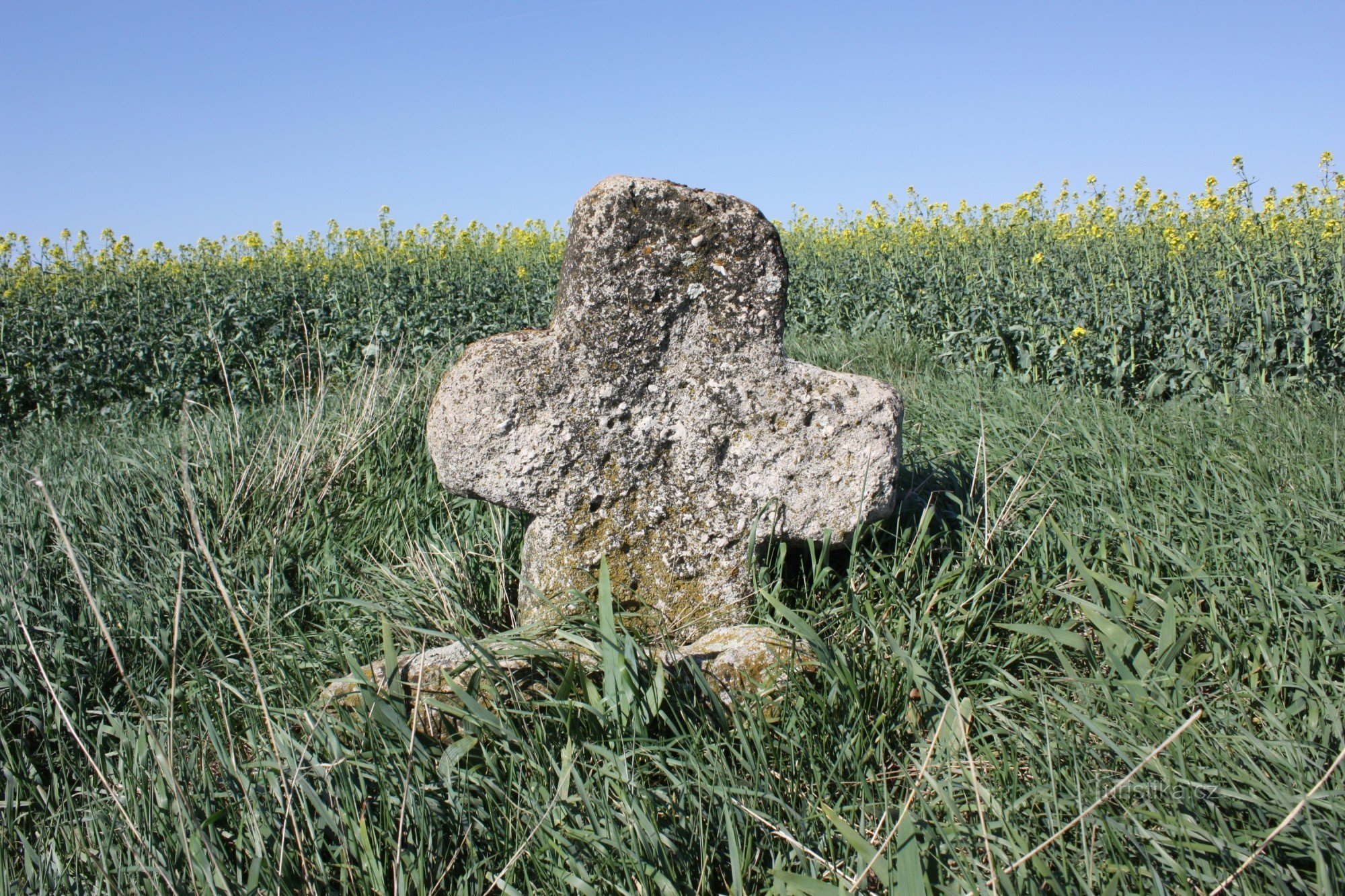 Cruz de reconciliación en los campos cerca de Bohdalice