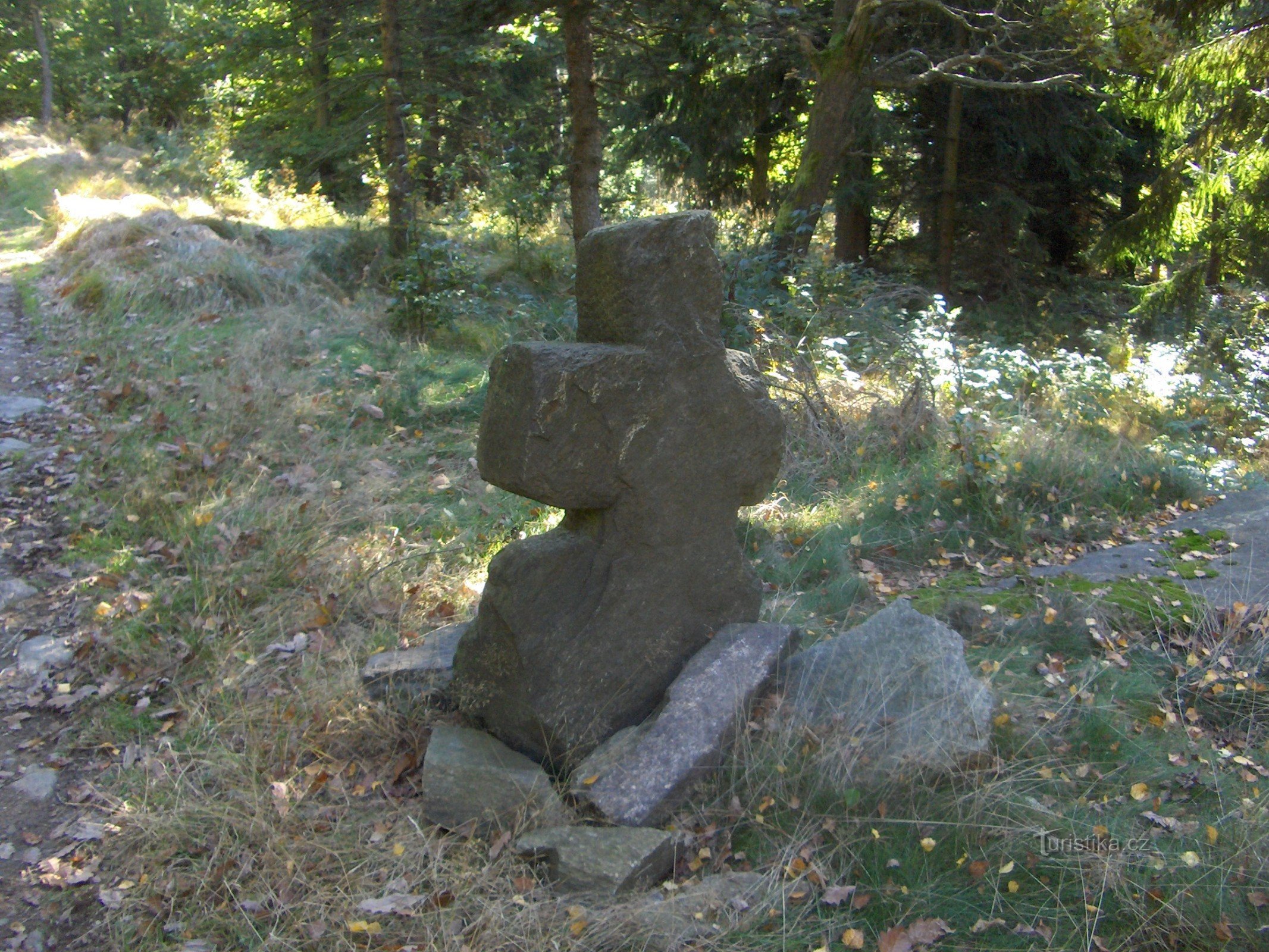 Het Verzoeningskruis op de helling van de Na Vyhlídka-heuvel.