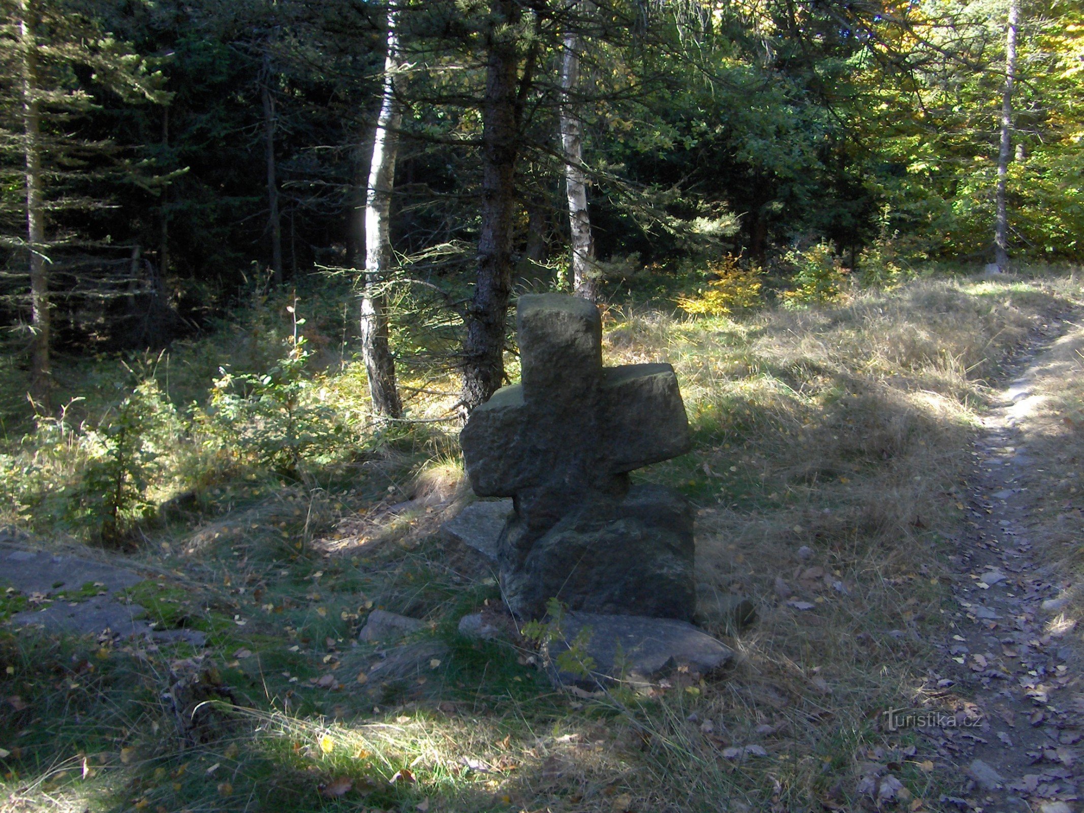 La Cruz de la Reconciliación en la ladera de la colina Na Vyhlídka.