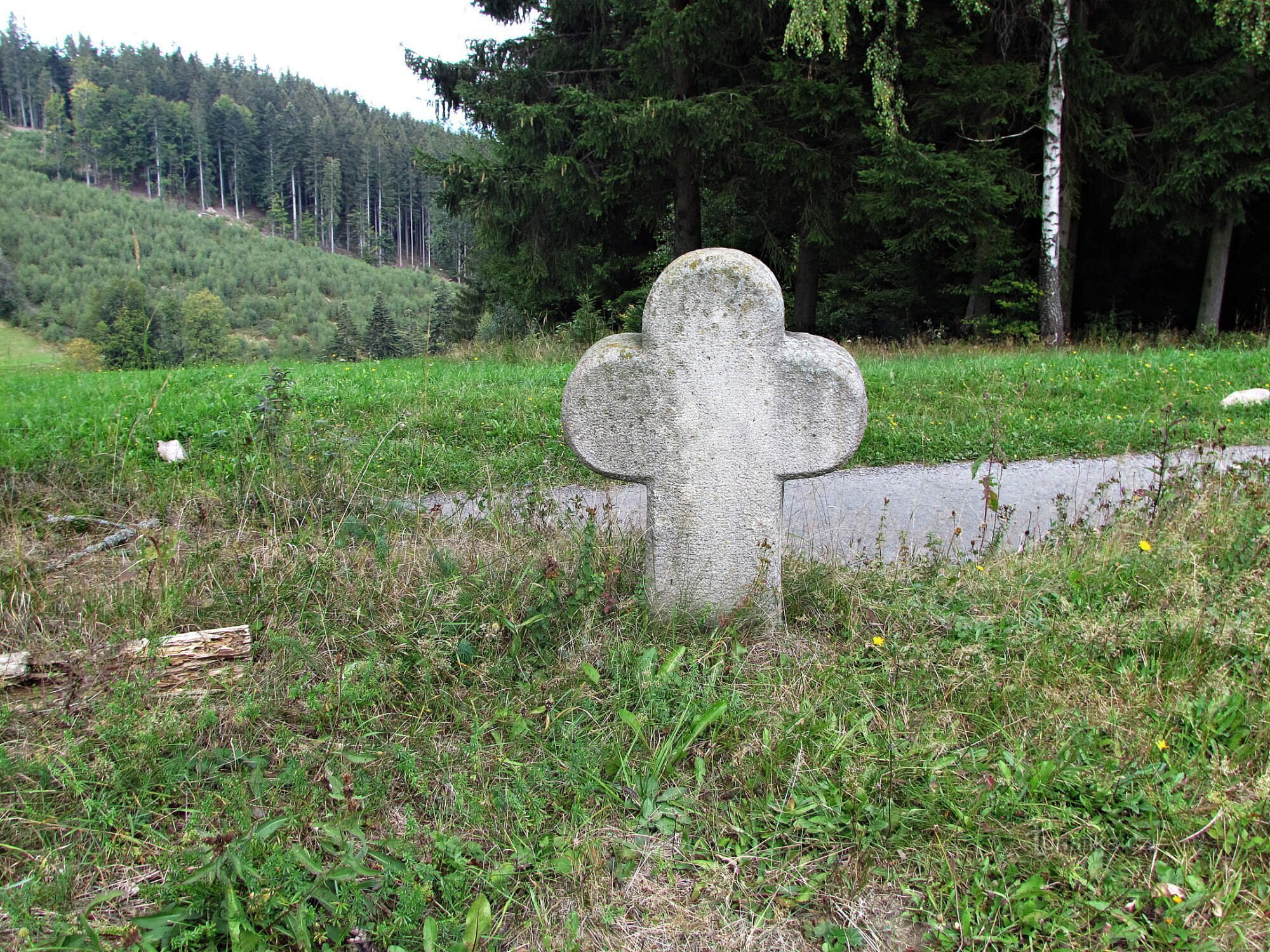 Cruz de la reconciliación detrás de Solán