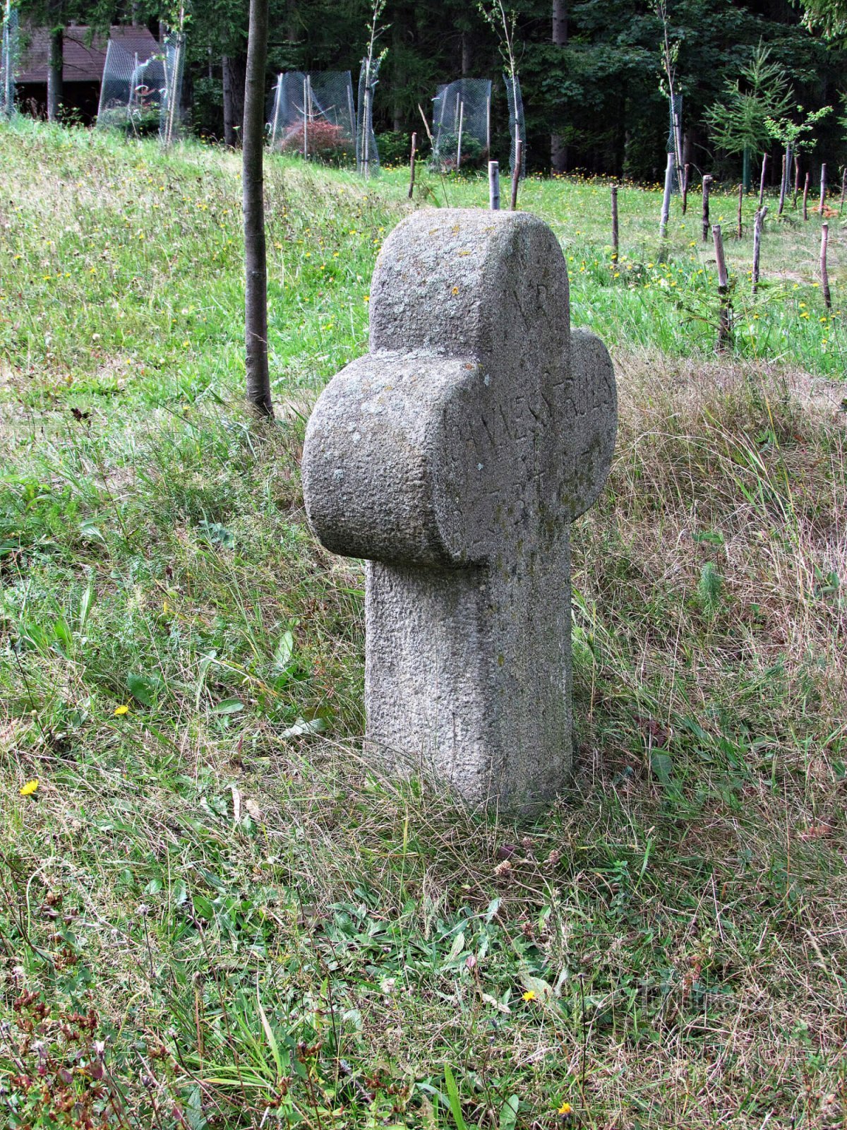 Reconciliation cross behind Solán