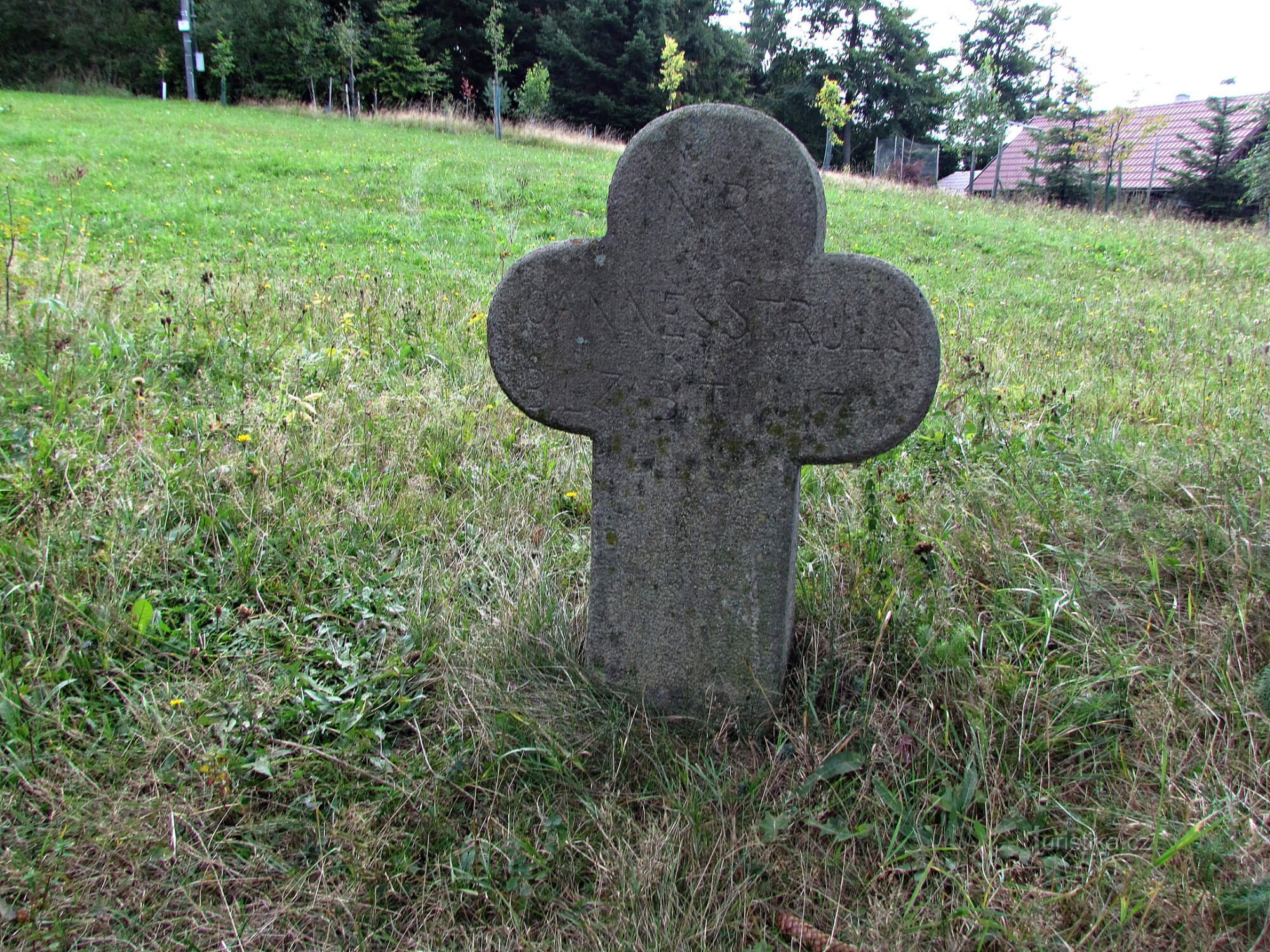 Reconciliation cross behind Solán