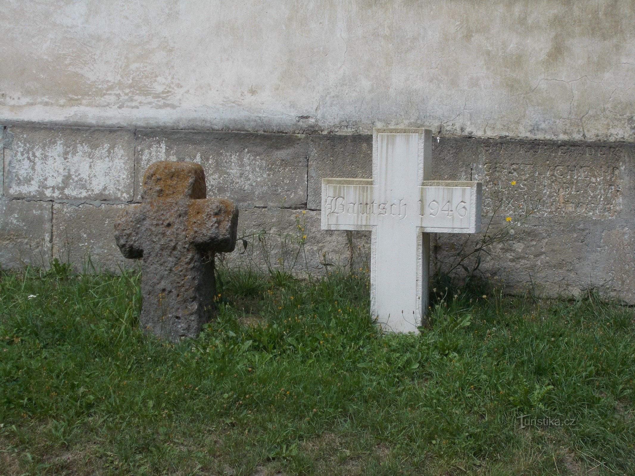 Megbékélési keresztek a templomnál