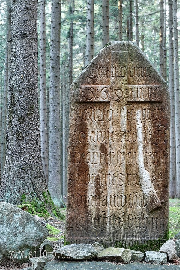 Cruz de pedra da reconciliação perto de Vojtěchov, Vysočina