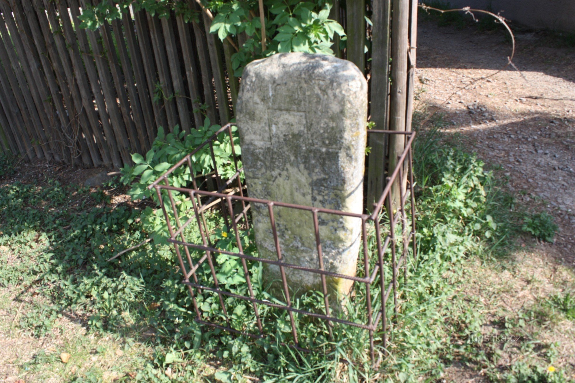 Kamień krzyża pojednania w Pustimer