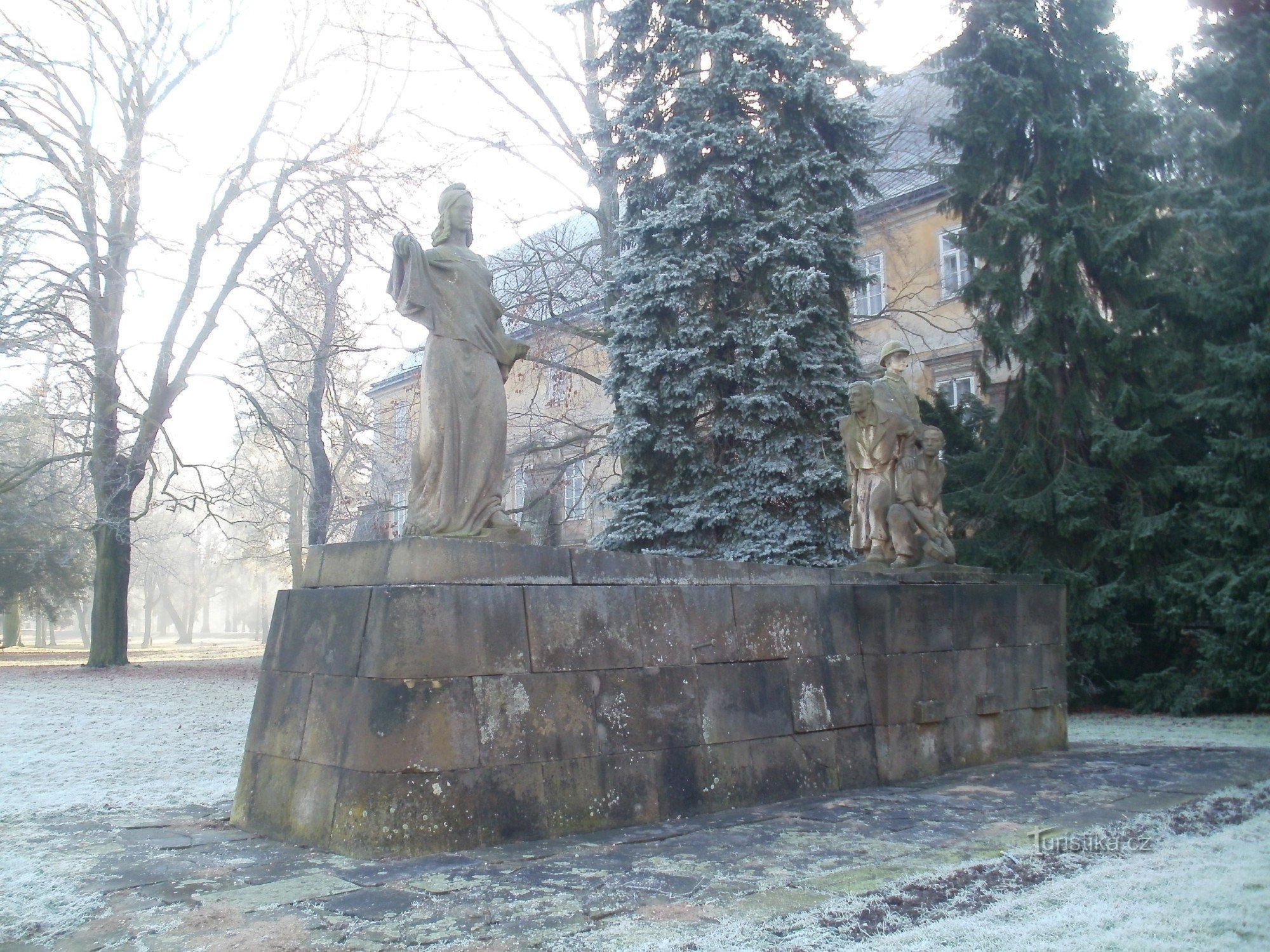 Smiřice - monument à la résistance et 2 St. guerre