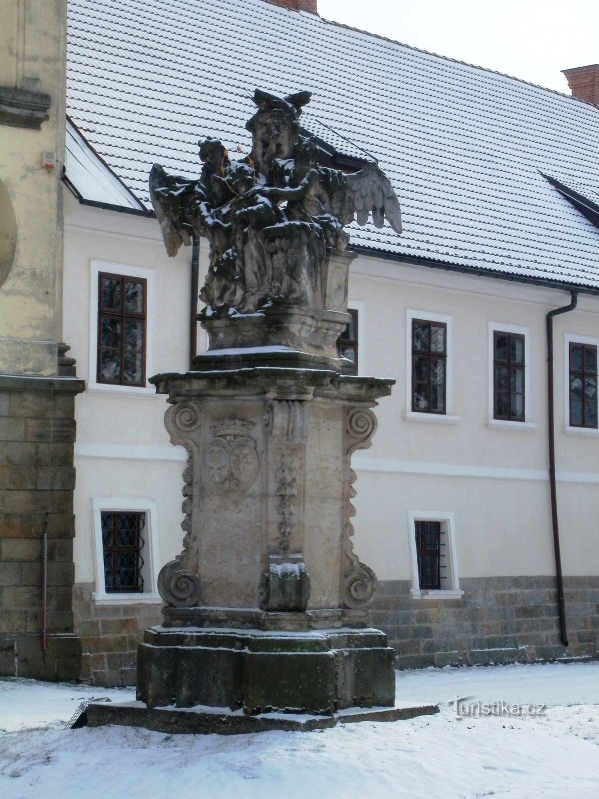 Smiřice - bức tượng của St. John of Nepomuck với các thiên thần