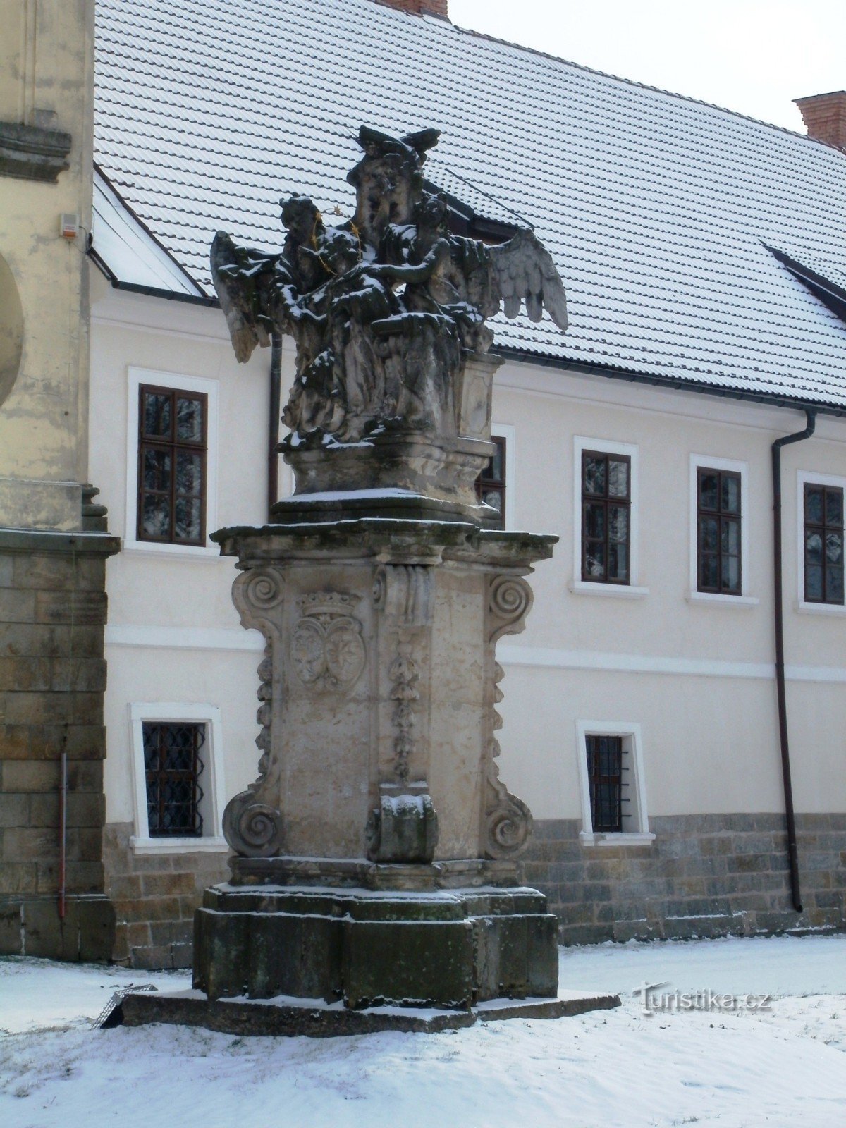 Smiřice - staty av St. Johannes av Nepomuck med änglar