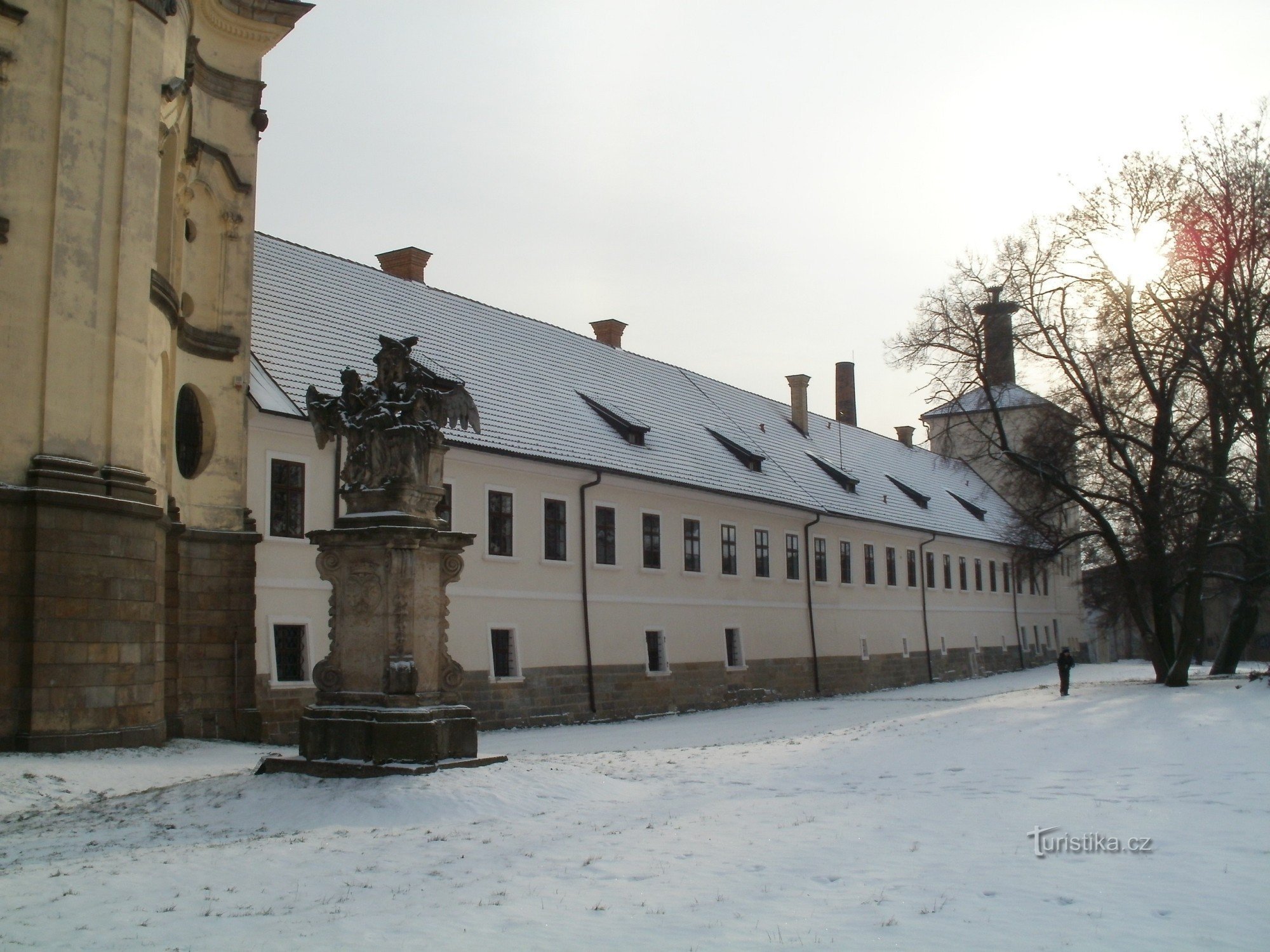 Smiřice - Statue des hl. Johannes von Nepomuk mit Engeln