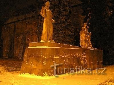 Smiřice - slottskapellet under trettondagen och monumentet till offren för 2nd St. krig, foto Přemek Andrýs