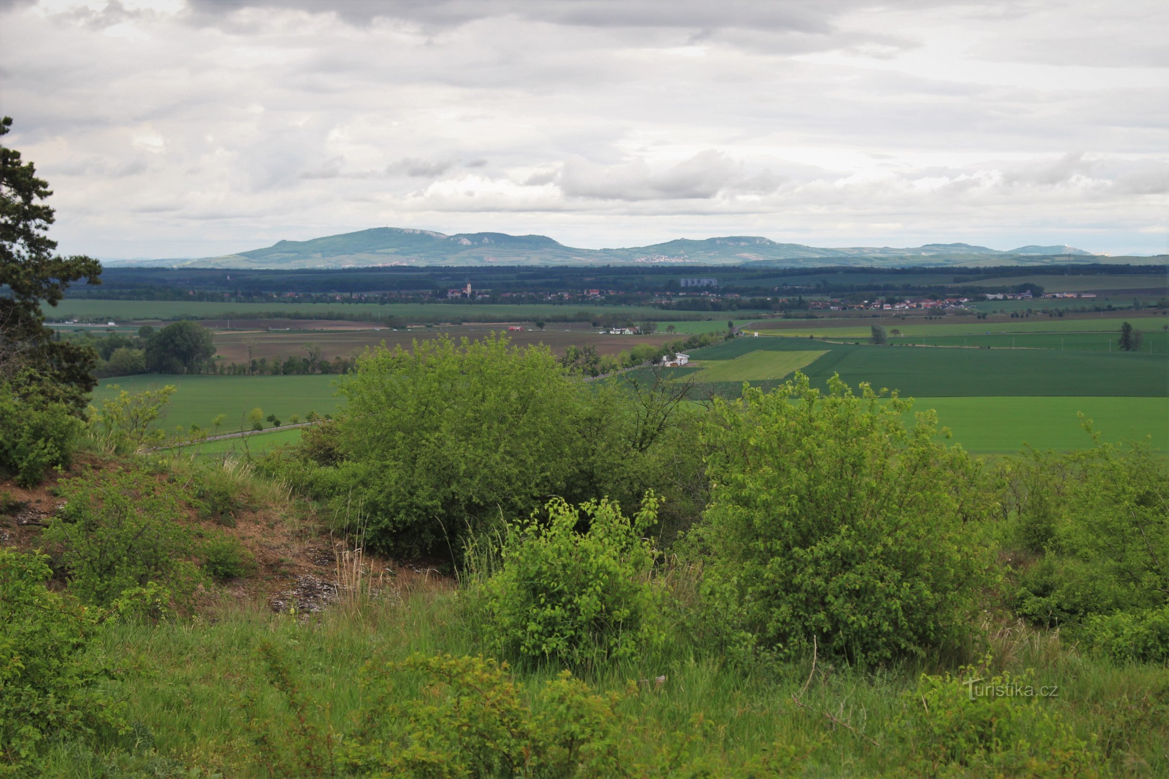 La vue la plus intéressante est peut-être vers le panorama de la crête de Pavlovské vrchy