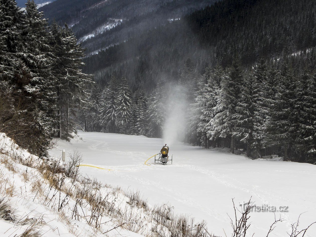 Snow cannons on Červeňák