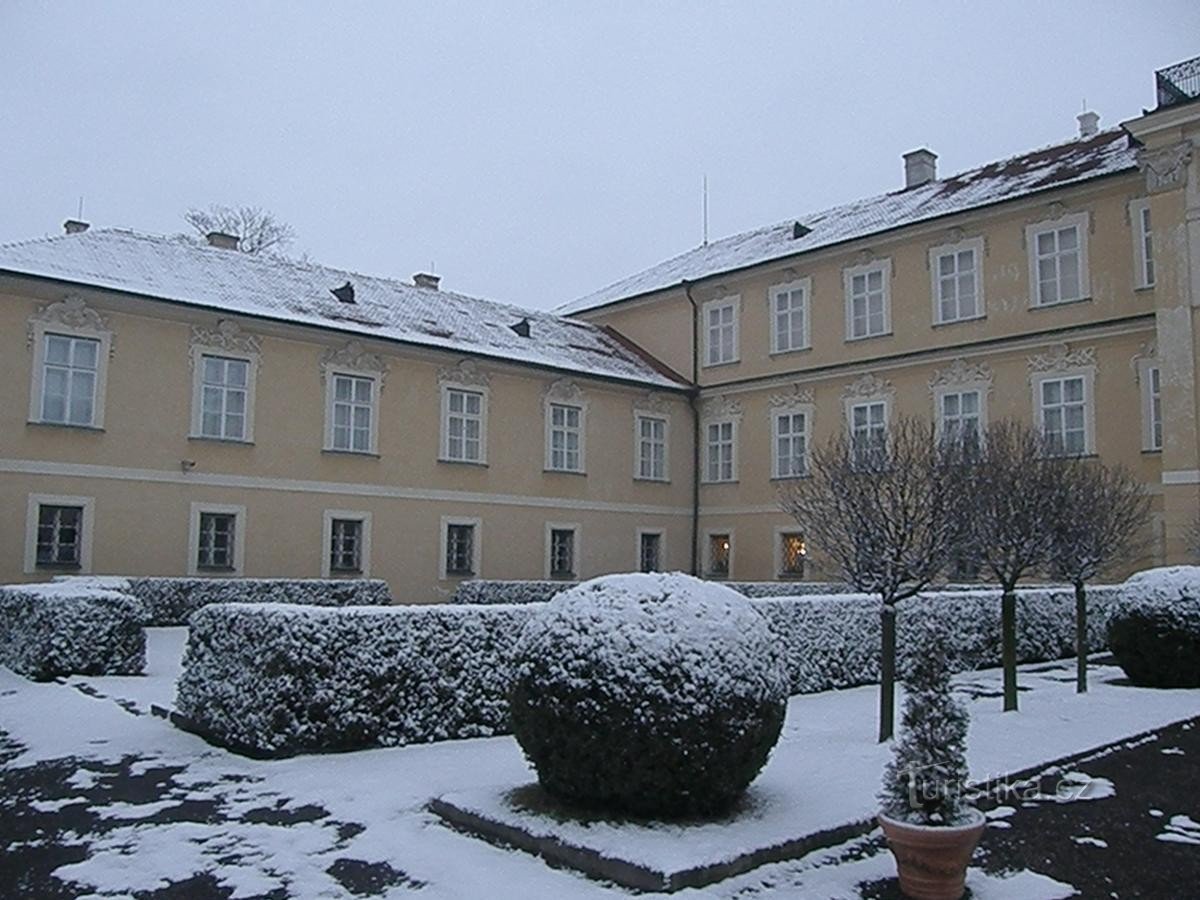 雪がホロヴィツェ城の魅力をより際立たせます